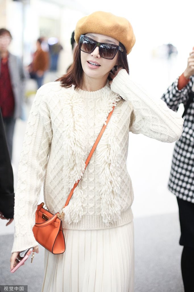 [娱乐星动]漂亮姐姐！秦岚戴贝雷帽浅笑超甜 毛衣搭半裙又美又仙