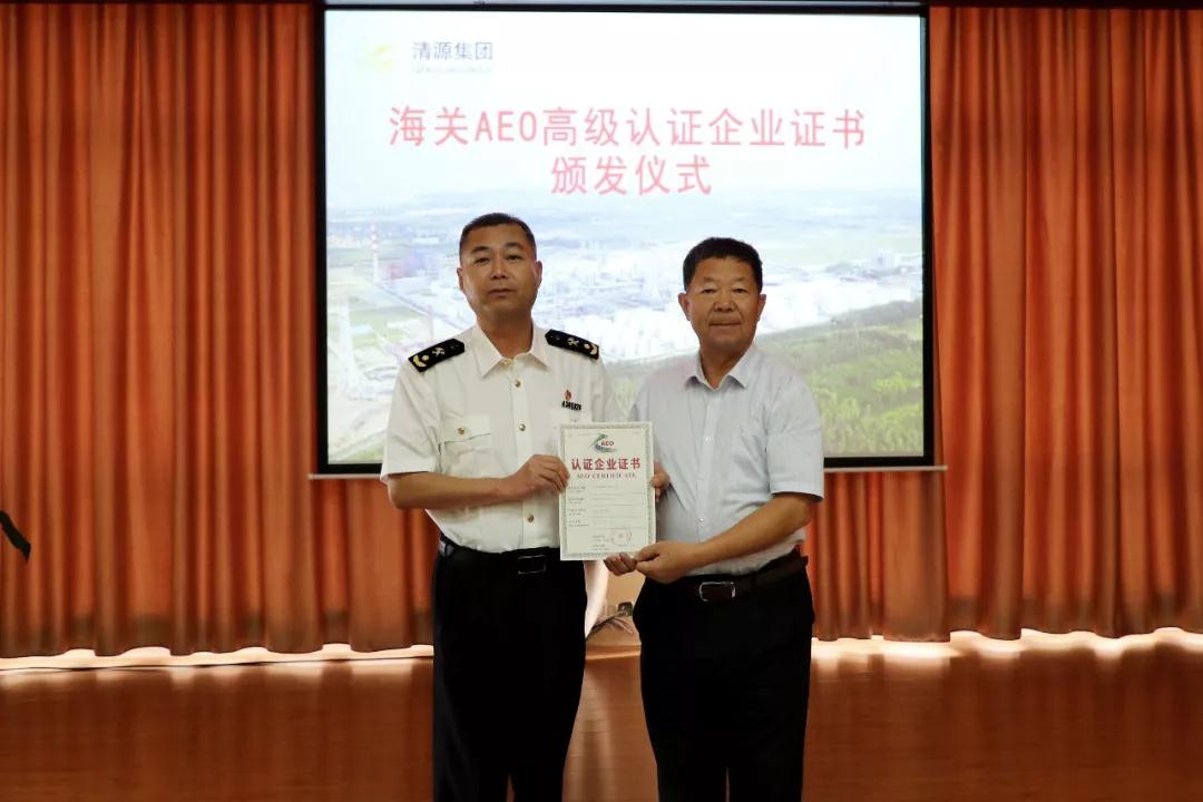 崔国华书记要求企业要珍惜来之不易的证书,要守法经营,规范经营,督促