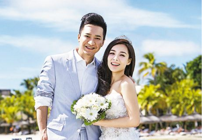 【会火】奥运冠军刘璇4岁儿子罕露面，母亲太宠儿，两人抬车不让孩子走路