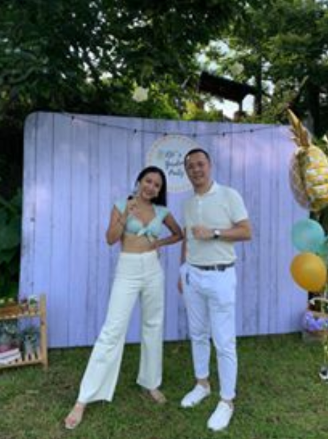 梁静茹老公与性感辣妹合影被扒，否认出轨却急关社交账号