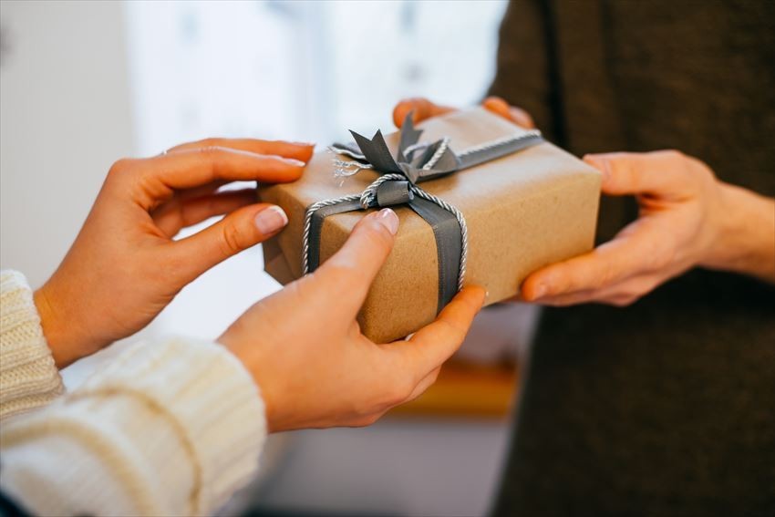 送礼者通常会谦虚于礼物的价值,即使那份礼物是他们个人的喜好.