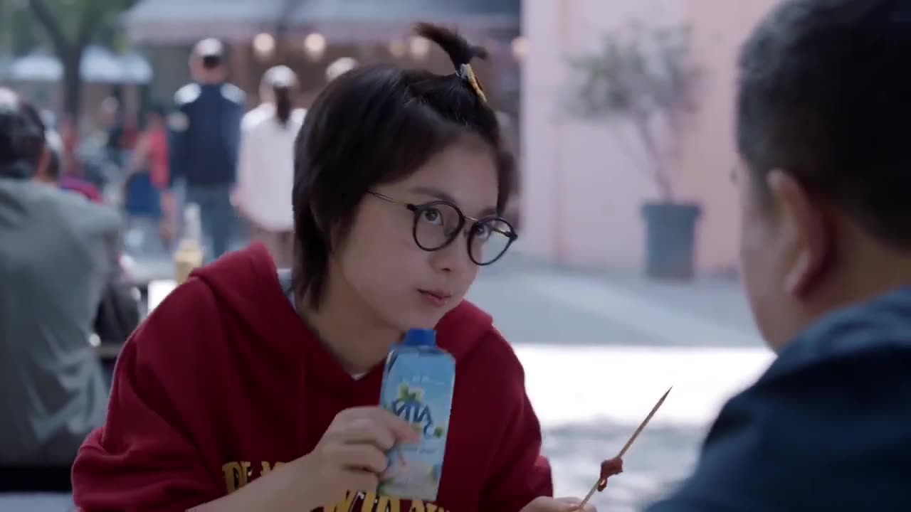 妙妙说自己不是处女,爸爸吓的嘴都发抖了,得知