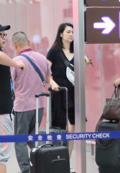 洪欣素颜现身太显老，网友：终于相信她48岁了