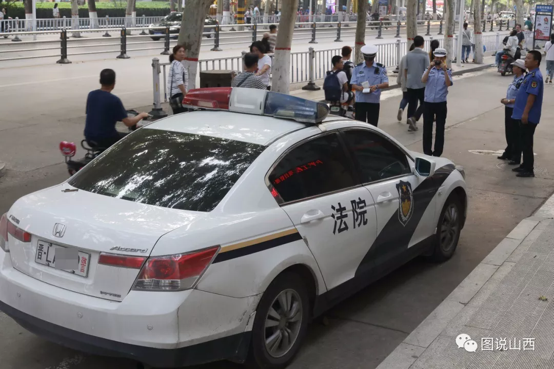头条警车违法停车照罚