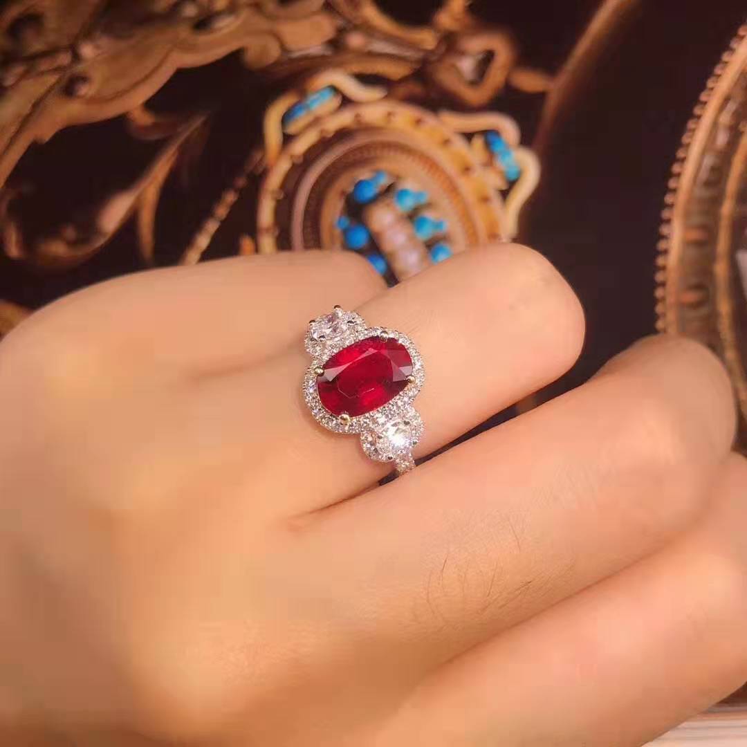 虽然红宝石硬度很高,但我们也不能忽略红宝石首饰的脆