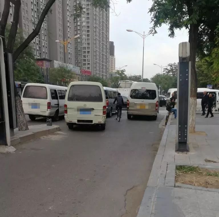 太猖狂!为抢生意,黑车将一小区门口堵死