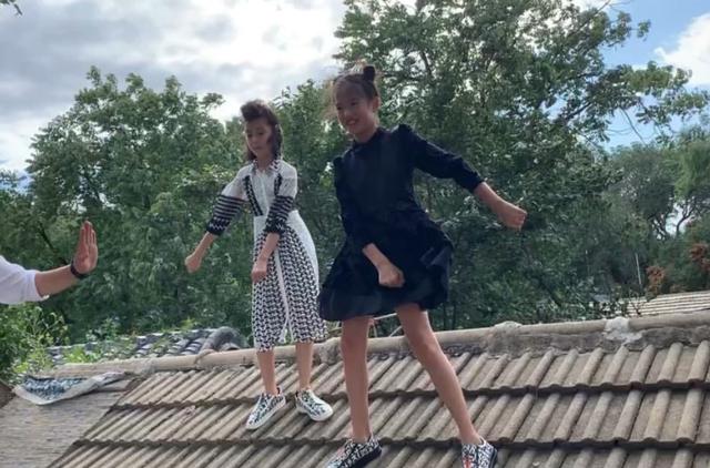 钟丽缇晒22岁大女儿度假照 穿深V连衣裙身材丰满傲人