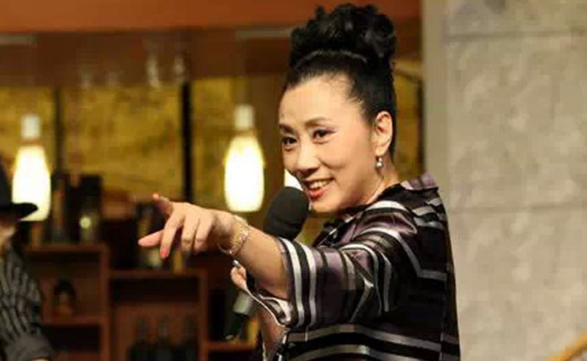 汪明荃接受采访，少女心十足玩转新潮app，情商超高反赞主持人