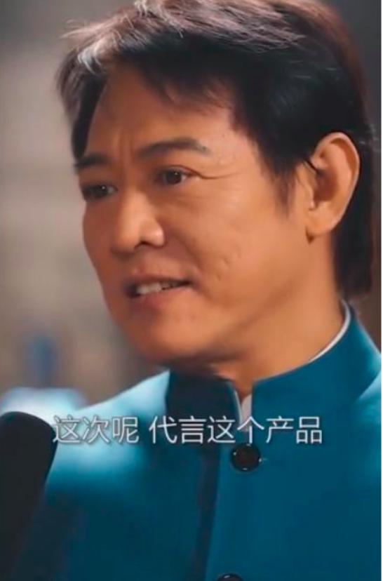 56岁李连杰颜值回春，满头黑发脸颊圆润好年轻
