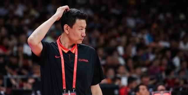 中国男篮13分惨败全因一人昏庸，五棵松体育馆响起“李楠”下课声