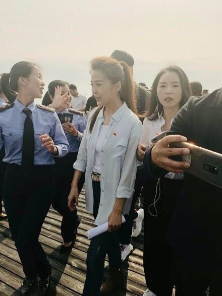 45岁央视主持人朱迅近照又瘦一圈，合照比小朋友的脸还小
