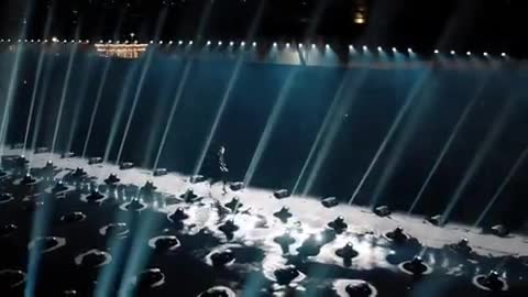 巴黎时装周，埃菲尔铁塔下灯光下的YSL秀场