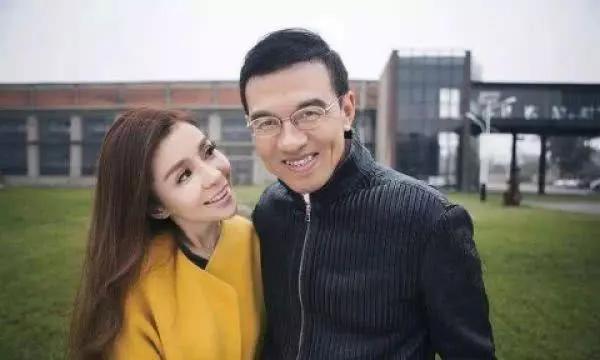 偶遇朱迅一家出国度假，15岁儿子罕见露面很帅气，王志老了很多