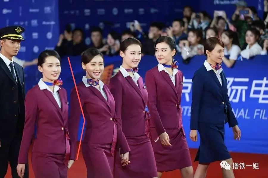 [新氧App]张天爱紧身西服泳装上热搜，但这骨盆前倾隔着屏幕都觉得疼！