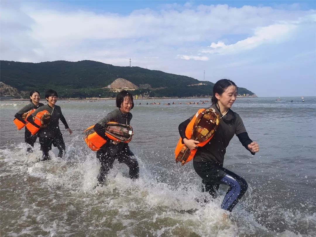 骄阳似火 还没到海训场 就感觉快成"熟人"了 话不多说,快跟着小e的