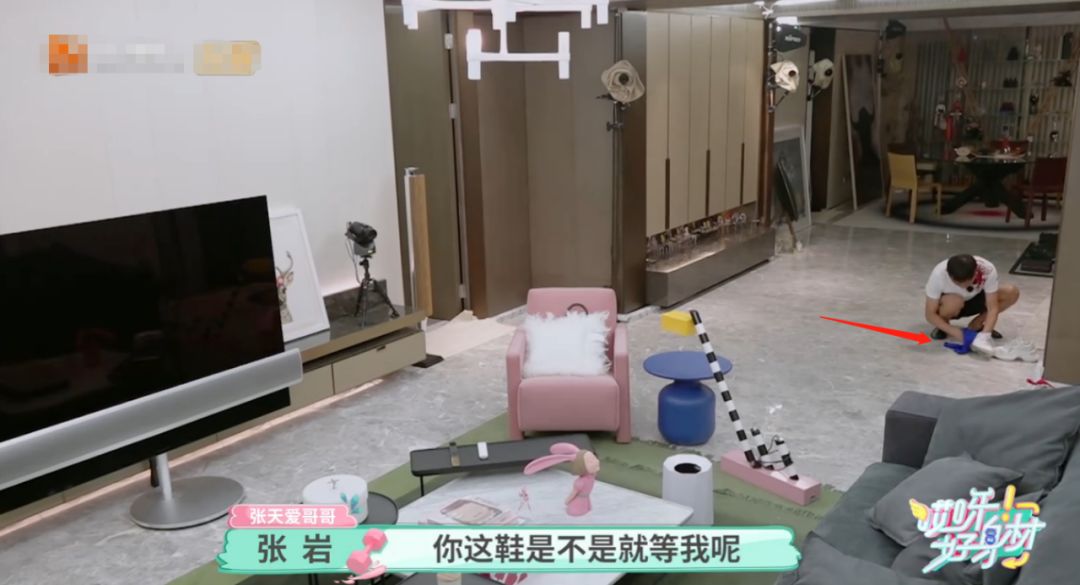 「不八卦会死星人」嫂子不吃醋？张天爱哥哥为她做饭擦鞋捏脚，兄妹间上演“背后抱”