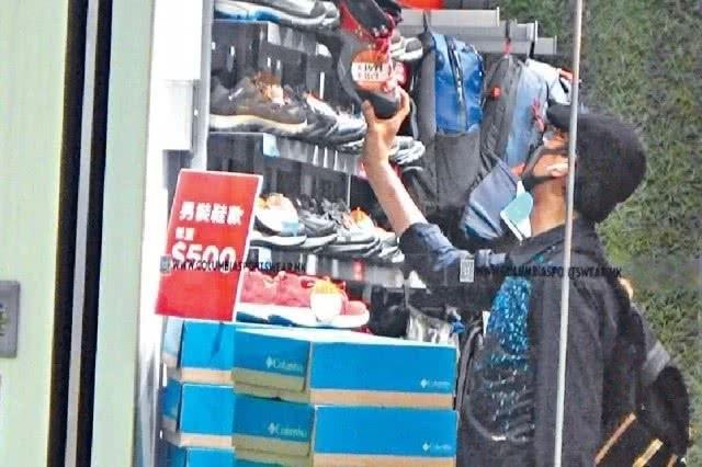 72岁郑少秋独自逛街买特价鞋，穿衬衫挺直腰板斯文帅气不减当年