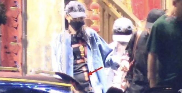 唐嫣怀孕又添新料？抛下罗晋与好友聚餐，不顾身材大口吃饭补营养