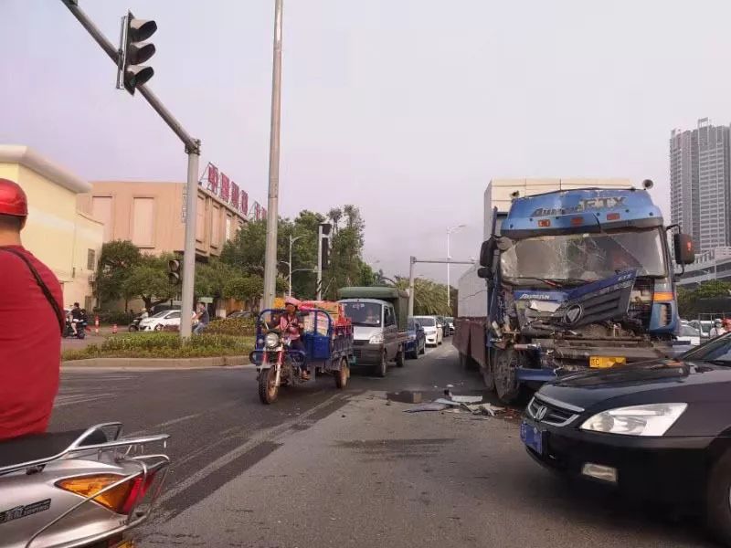 车辆相碰引起大塞车