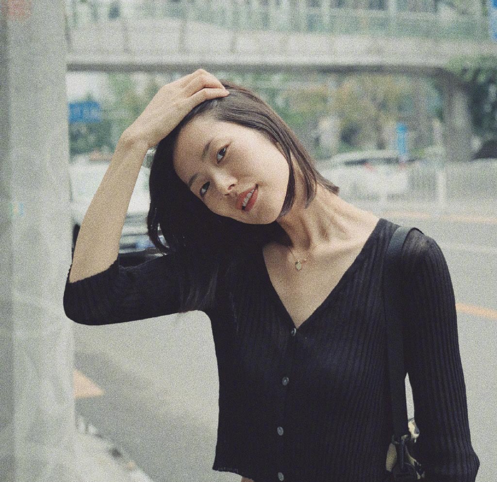 刘雯穿深V露背拍大片，花絮曝光侧身瘦成“纸片人”