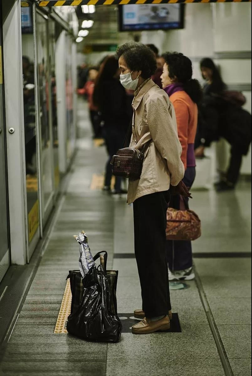 蜂鸟今日谈 | 摄影师镜头记录下地铁里的人间百态