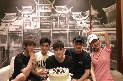 《陈情令》这对“姐弟变情侣”？两人牵手被拍，疑似恋情曝光编辑：奇趣网发布：2019-10-06 12:27:37