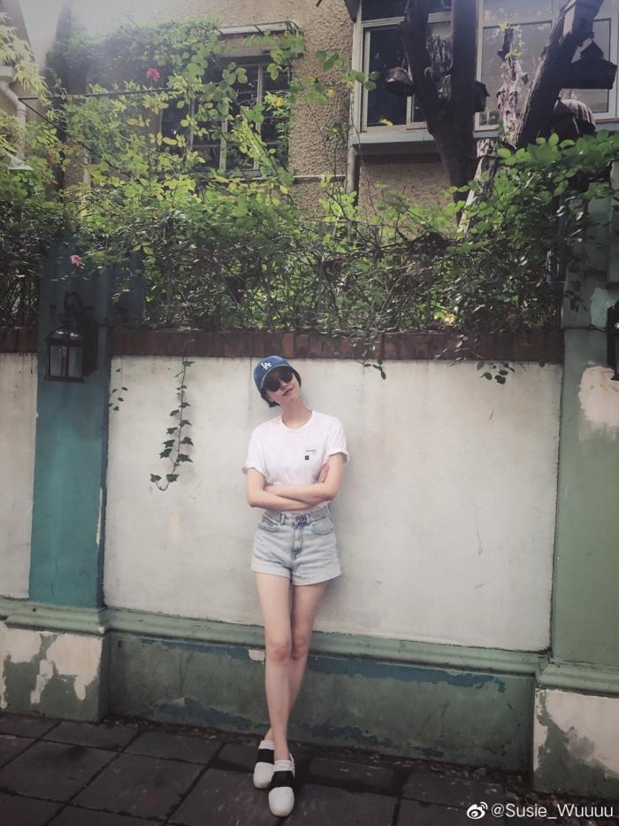 李亚鹏女友街头拍美照，大长腿比王菲惊艳，五官撞脸高圆圆？