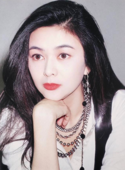 57岁关之琳近照曝光，表情僵硬被指美人迟暮，不及身旁60岁向太？