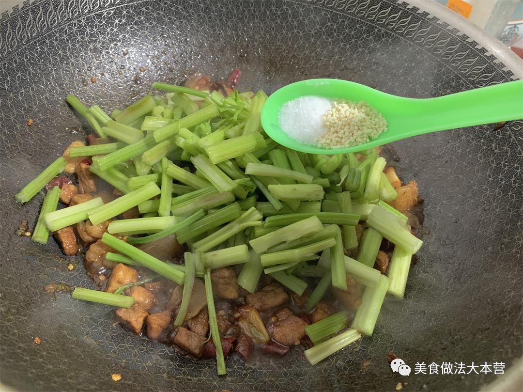 芹菜炒肉：组长教你做湘菜的做法_【图解】芹菜炒肉：组长教你做湘菜怎么做如何做好吃_芹菜炒肉：组长教你做湘菜家常做法大全_美食组长_豆果美食