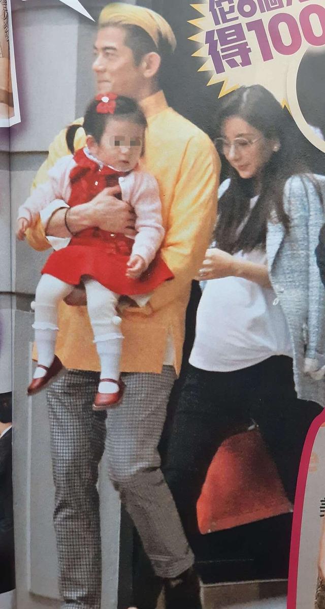 郭富城女儿穿妈妈高跟鞋走路，踉踉跄跄超可爱