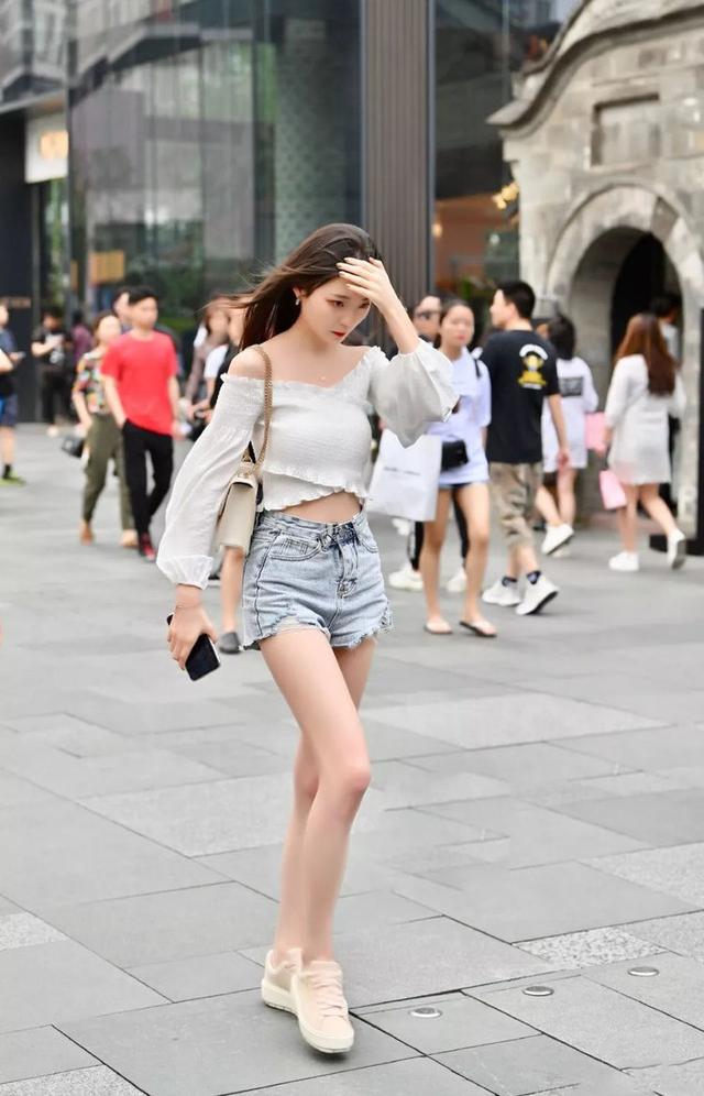 街拍美女:气质迷人的牛仔短裤,穿出楚楚动人的美
