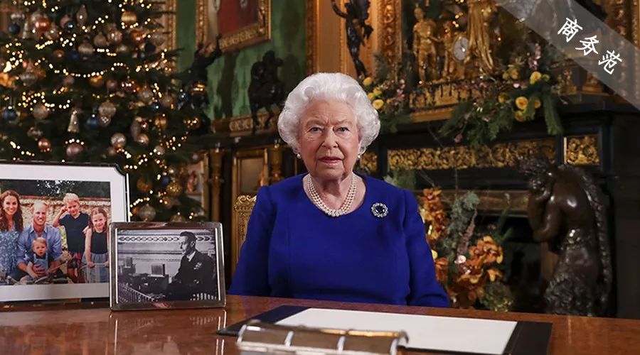 梅根缺席王室圣诞，女王晒和3个继承人合照，暴露了一个穿衣秘密…