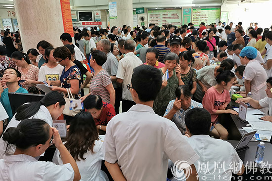 义诊现场（图片来源：凤凰网佛教 摄影：南普陀寺）