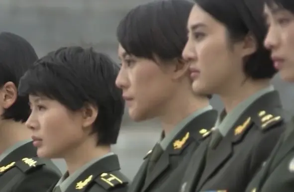 火凤凰:特种兵恶整女兵,对方竟也有练过,一打三没问题