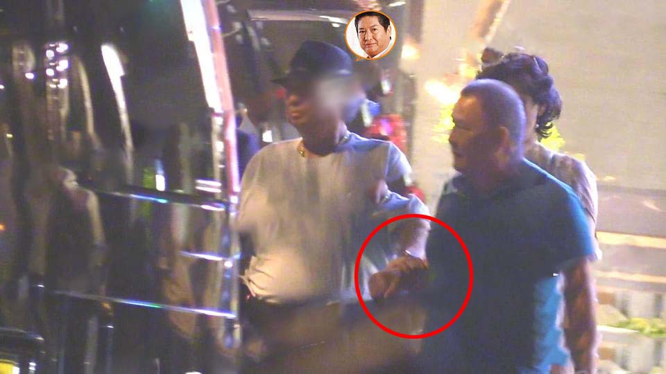 「熊猫娱乐」洪金宝深夜陪美妻现身，拄拐杖头发苍白，走路要助理搀扶