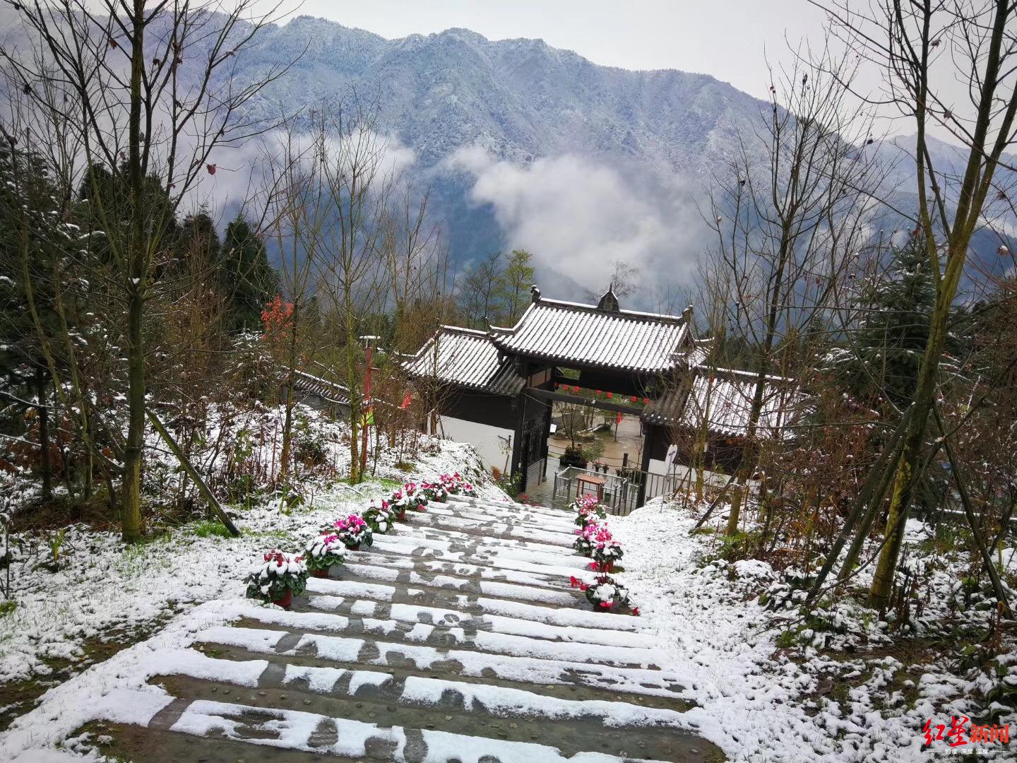 据了解,此次降雪的区域为什邡市红枫岭,钟鼎寺,神瀑沟等地,白雪皑皑