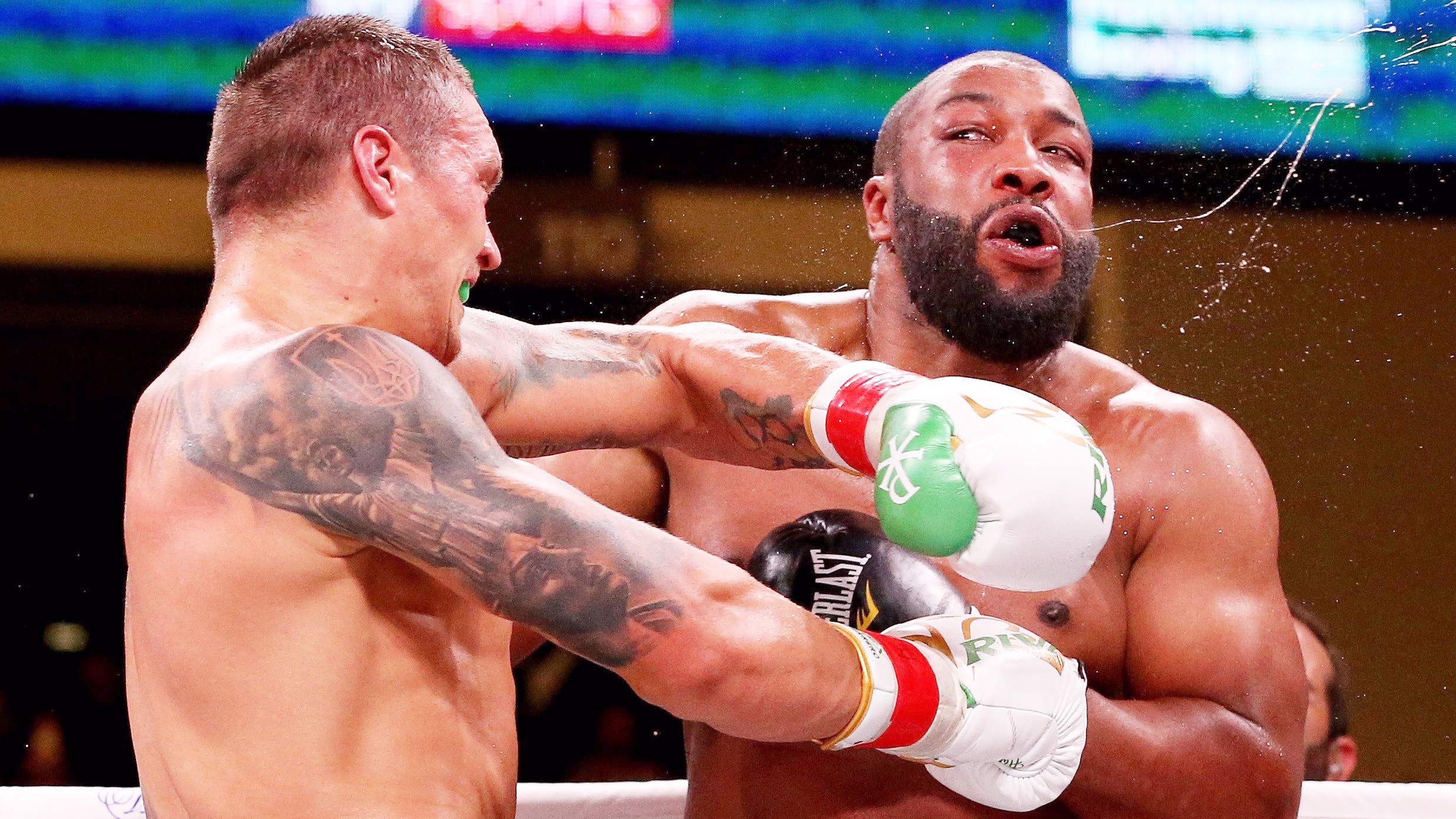 最新拳王争霸战,乌西克七回合击败威瑟斯庞赢