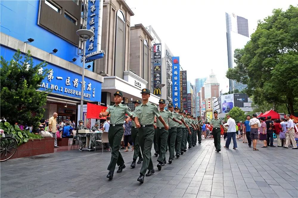 南京路上好八连迎来一群特殊的客人