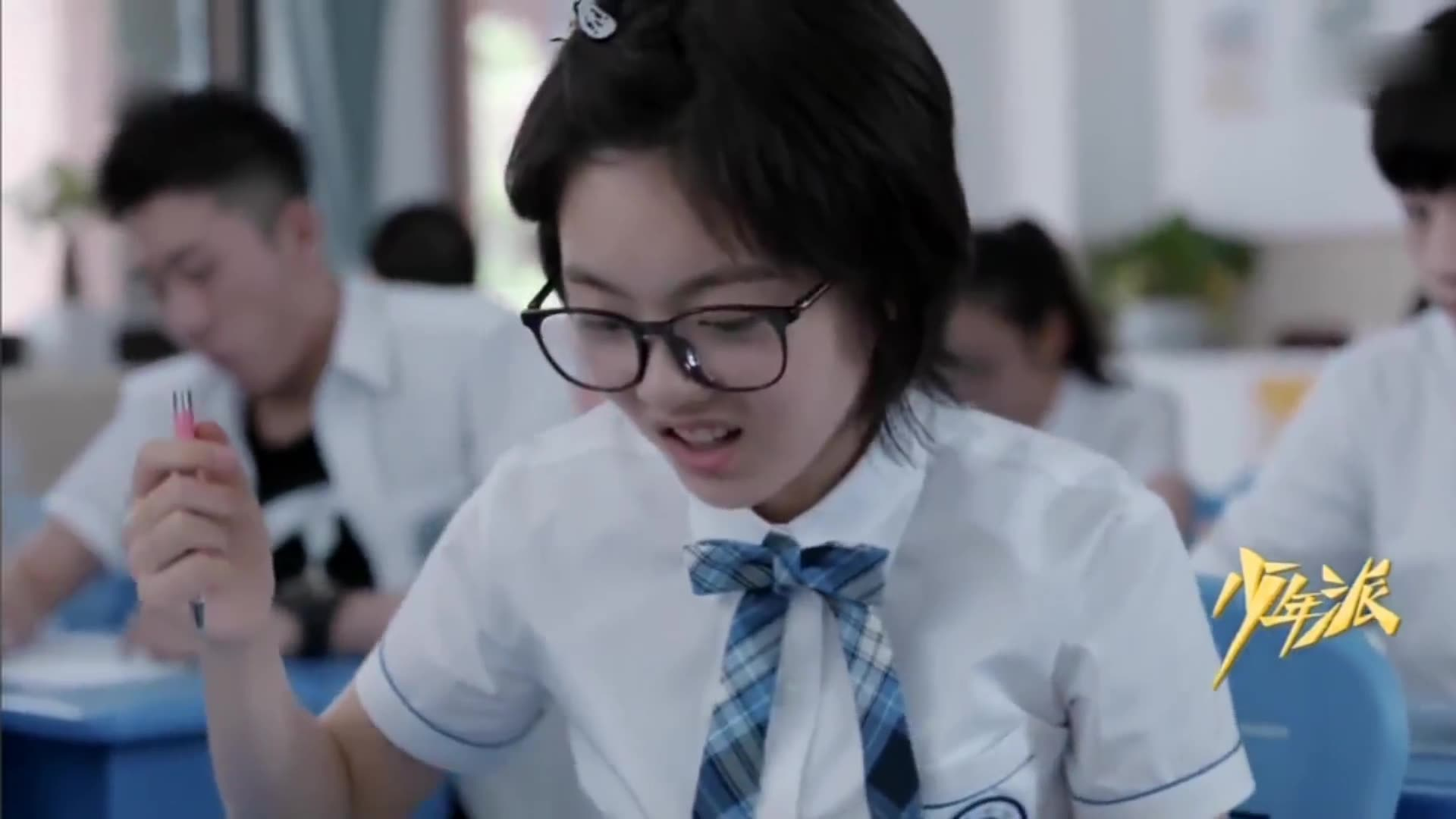 少年派:林妙妙化学考试绞尽脑汁,谁知老师竟偷偷指点