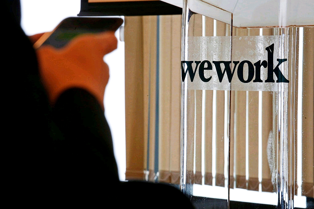 被软银追捧的WeWork估值腰斩，IPO之路能否顺利？