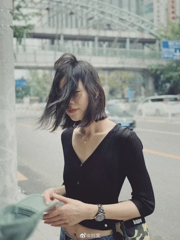 如果你不知道如何摆拍,不知道如何微笑,不如像大表姐这样,自在地看