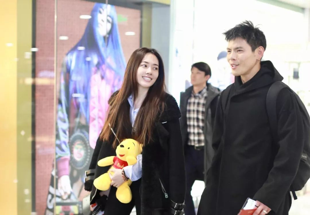 「不八卦会死星人」刚结婚就冷暴力？郭碧婷车内大哭，向佐黑脸不理睬