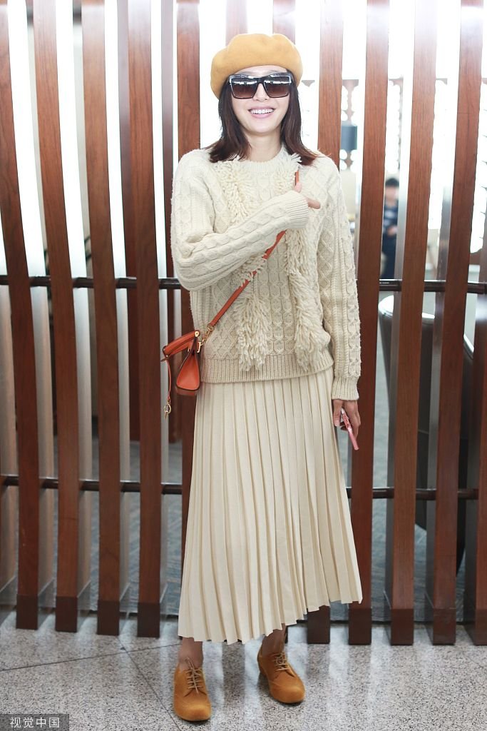 [娱乐星动]漂亮姐姐！秦岚戴贝雷帽浅笑超甜 毛衣搭半裙又美又仙