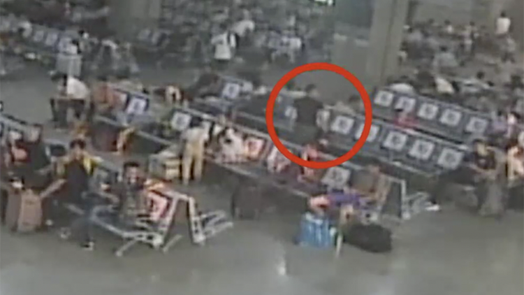 扔个垃圾就没了！女子候车室内用手机占座秒被偷