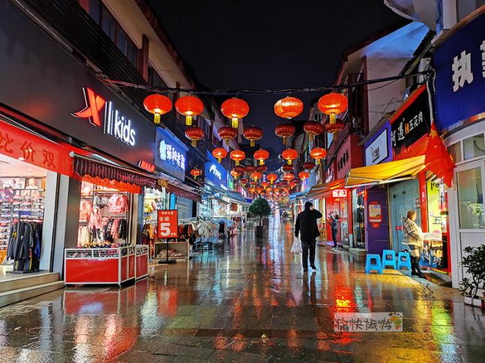 自贡旧城里,雨夜的最美街景!