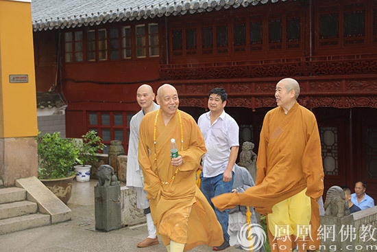 凤凰网佛教 摄影:普陀山佛教协会)道慈大和尚一行在圆通禅林检查防
