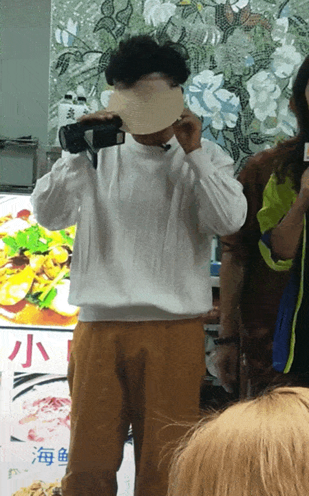 【熊猫娱乐】王宝强现身活动人气爆棚，女主持竟撞脸马蓉，评论区炸了