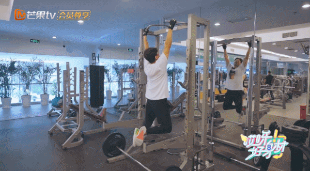 但是凌潇肃健身时也是挺凶狠的,各种高难度大运动量的挑战也都完成的