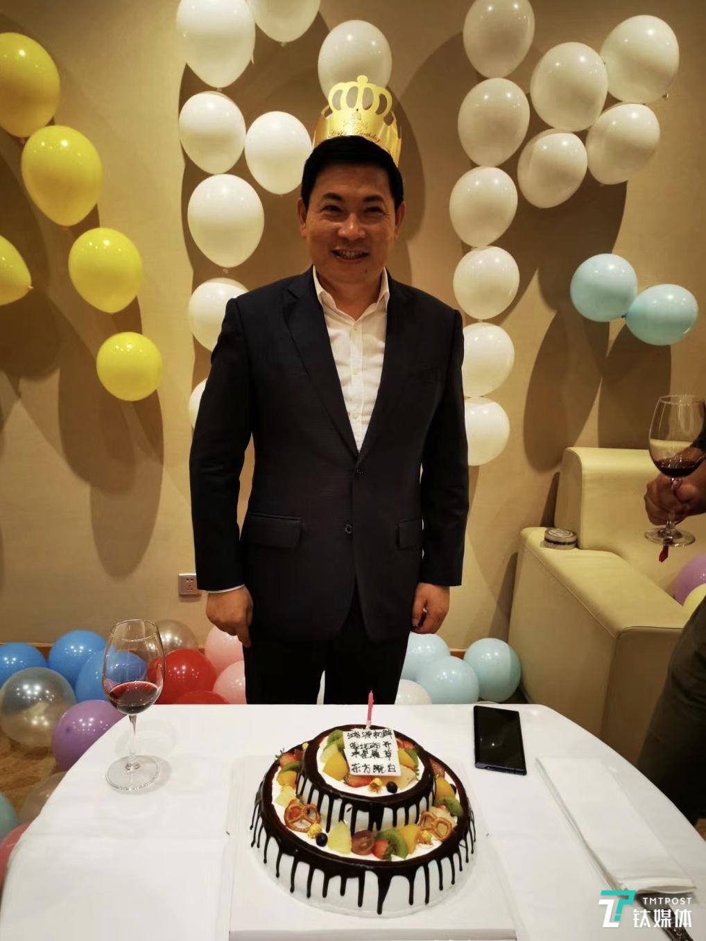 余承东发朋友圈庆祝50岁生日，与鸿蒙OS发布同一天丨钛快讯