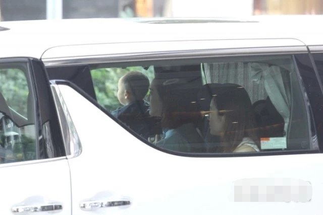 余文乐娶了什么神仙老婆！王棠云逛街完全不看奢侈品只顾跟儿子玩
